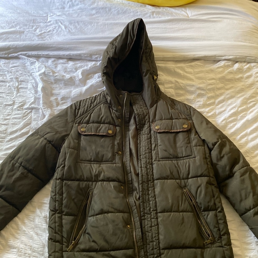 OLIVE GREEN MENS PUFFER COAT. NEW CONDITION PICK UP ONLY